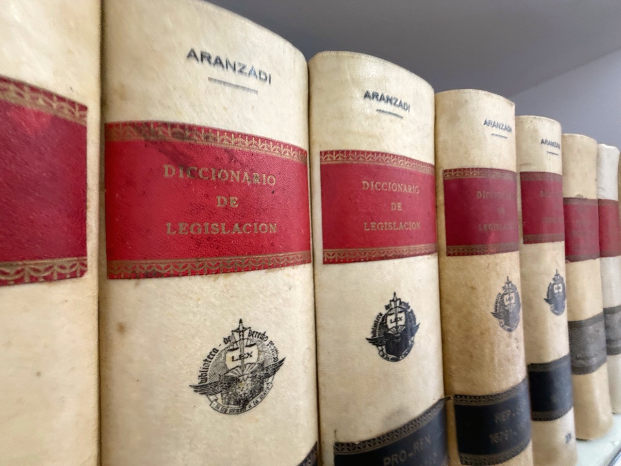 Colección jurídica Aranzadi en la biblioteca del despacho