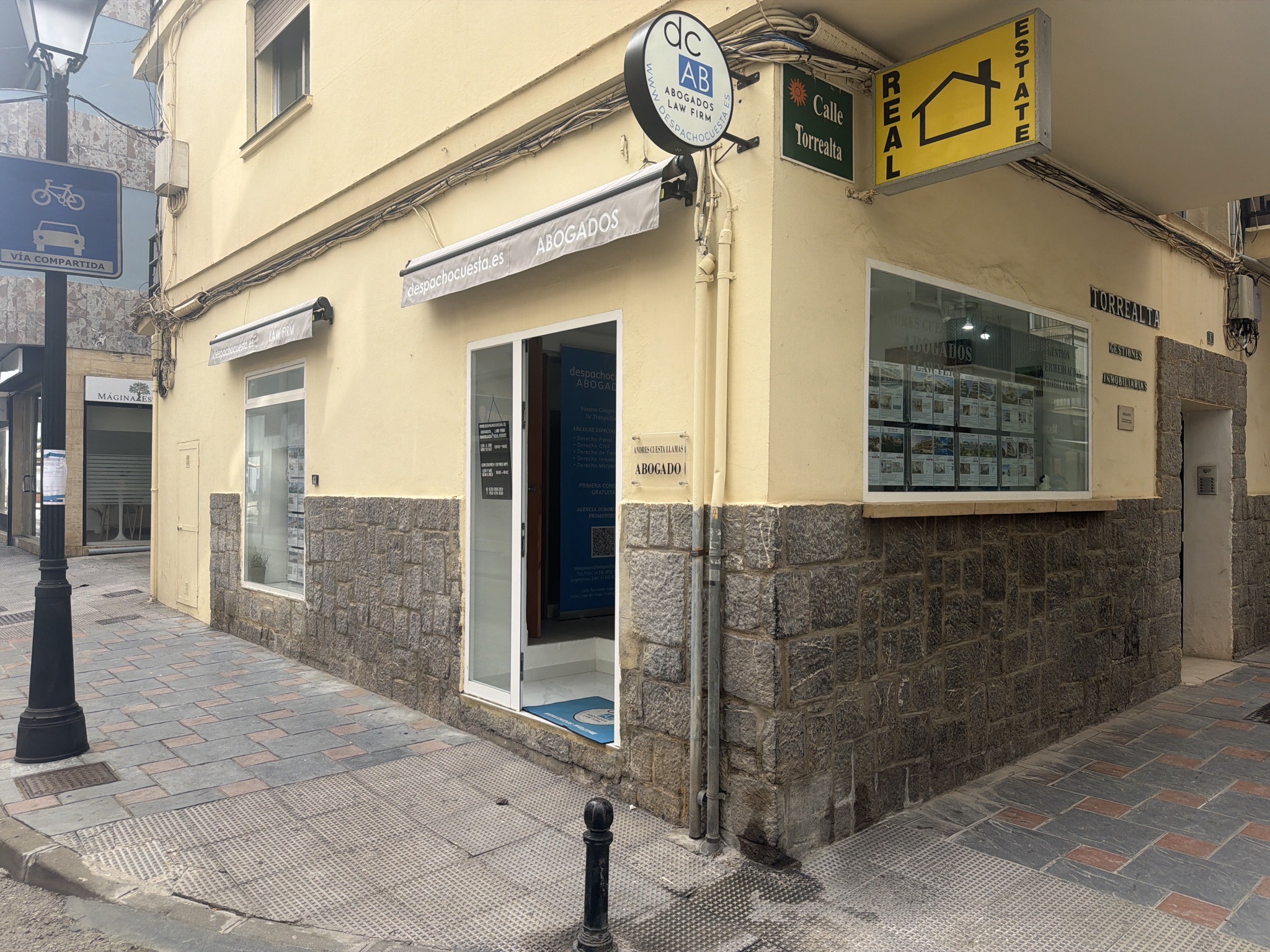 Entrada y zona de atención de despachocuesta ABOGADOS en Fuengirola