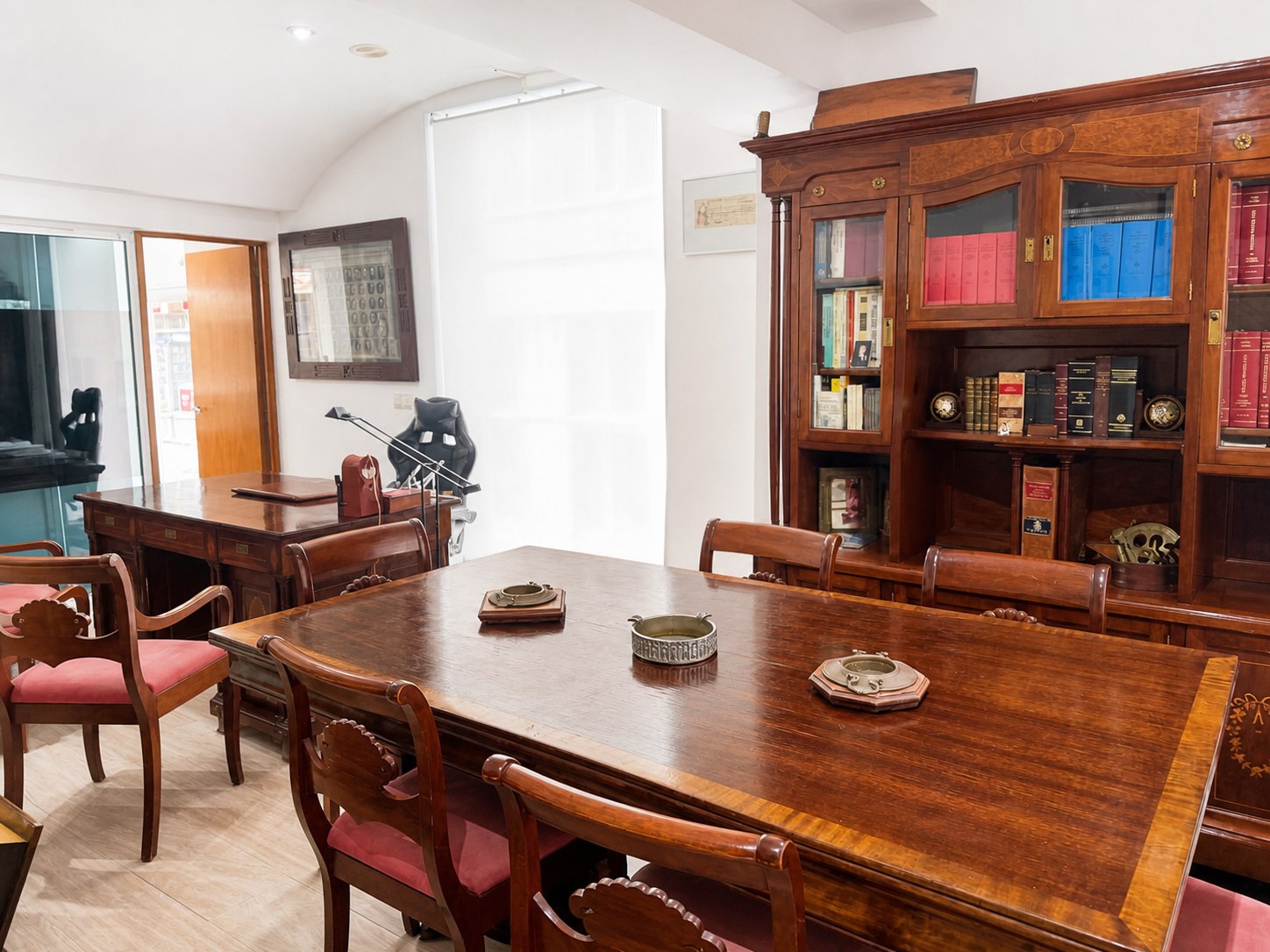 Interior de despachocuesta ABOGADOS con mesa de reuniones y biblioteca jurídica