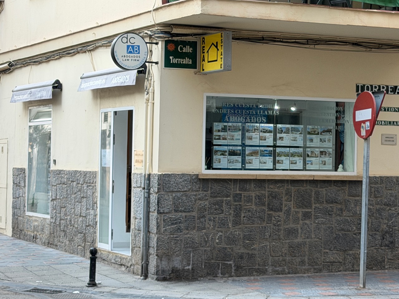 Escaparate inmobiliario real de despachocuesta ABOGADOS en calle Torrealta, Fuengirola