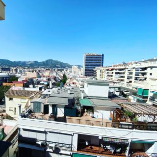 𝐀𝐏𝐀𝐑𝐓𝐀𝐌𝐄𝐍𝐓𝐎 - 𝐀𝐏𝐀𝐑𝐓𝐌𝐄𝐍𝐓
(Antes 2̶5̶9̶.̶0̶0̶0̶´̶0̶0̶€) AHORA €̶ 𝟐𝟒𝟗.𝟎𝟎𝟎´𝟎𝟎€
𝟓𝟎𝐦. 𝐝𝐞 𝐥𝐚 𝐩𝐥𝐚𝐲𝐚 - 𝟓𝟎𝐦. 𝐟𝐫𝐨𝐦 𝐭𝐡𝐞 𝐛𝐞𝐚𝐜𝐡
𝐋𝐚 𝐩𝐞𝐫𝐟𝐞𝐜𝐭𝐚 𝐢𝐧𝐯𝐞𝐫𝐬𝐢ó𝐧 𝐢𝐧𝐦𝐨𝐛𝐢𝐥𝐢𝐚𝐫𝐢𝐚 - 𝐓𝐡𝐞 𝐩𝐞𝐫𝐟𝐞𝐜𝐭 𝐫𝐞𝐚𝐥 𝐞𝐬𝐭𝐚𝐭𝐞 𝐢𝐧𝐯𝐞𝐬𝐭𝐦𝐞𝐧𝐭.
𝐅𝐔𝐄𝐍𝐆𝐈𝐑𝐎𝐋𝐀 (𝐋𝐨𝐬 𝐁𝐨𝐥𝐢𝐜𝐡𝐞𝐬)
🇪🇸 Apartamento 3 dormitorios y 2 baños. Situado en una de las mejores zonas de Los Boliches Fuengirola, a 50m de la playa, 75 m² y listo para entrar a vivir o alquilarlo. Terraza de más de 11 m de largo. Cocina, lavadero, salón y 2 dormitorios todos con acceso directo a la terraza y otro dormitorio con balcón propio.
🇬🇧 3-bedroom, 2-bathroom apartment. Located in one of the best areas of Los Boliches, Fuengirola, just 50 m. from the beach. It offers 75 sqm. and is ready to move in or rent out. A terrace spanning over 11 meters in length. The apartment features a kitchen, laundry room, living room, and two bedrooms, all with direct access to the terrace, as well as another bedroom with its own balcony
🇫🇮 3 makuuhuoneen ja 2 kylpyhuoneen huoneisto. Sijaitsee yhdellä Los Bolichesin parhaista alueista, Fuengirolassa, vain 50 metrin päässä rannasta. Huoneisto on 75 neliömetriä ja se on muuttovalmis tai vuokrattavissa. Yli 11 metriä pitkä terassi. Huoneistossa on keittiö, pesutupa, olohuone ja kaksi makuuhuonetta, joista kaikilla on suora pääsy terassille, sekä toinen makuuhuone omalla parvekkeellaan."
#PropertyInvestment 🏠💼 #SpanishSunshine ☀️🇪🇸 #LifeOnTheMediterranean 🌊🌅 #BeachLife 🏖️😎#LifeInSpain 🇪🇸🏡 #CostaDelSolLiving 🌴🏖️🌞 #HomeSweetHome 🏡❤️ #SunsetParadise 🌅🏝️ #CoastalLiving 🌊🏠 #InvestmentOpportunity 💼🏢 #RealEstateExperts 🏢🔍 #PropertyInvestment #PropertyInvestor #RealEstateMarket #SpanishPropertyMarket #RealEstateConsultation